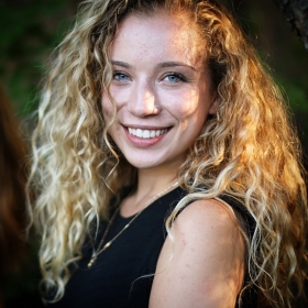 Headshot of Zoe Reier